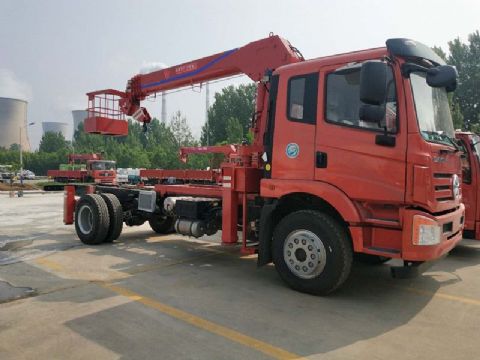 點(diǎn)擊查看詳細(xì)信息<br>標(biāo)題：6.3噸大運(yùn)隨車吊 閱讀次數(shù)：1523